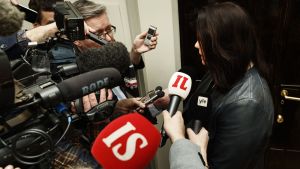 Grundlagsutskottets ordförande ger intervjuer efter mötet. Det mesta är fortfarande hemligt. Utskotssordförande Johanna Oajala-Niemelä ger intervjuer efter mötet.