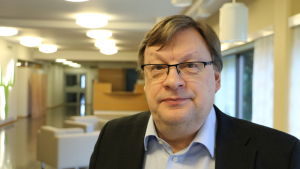 Kari Ranta-aho jobbade tidigare med fiskerihushållning på Närings-, trafik- och miljöcentralen men gick i pension i våras. En man med glasögon och kort mörkt hår.