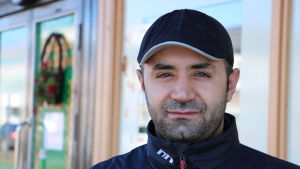 Ismet Dilveren räknar med att sommaren blir dyr för restaurangerna. En man med keps på huvudet står utanför en pub.