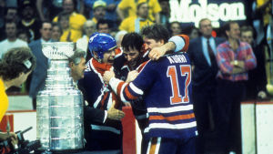 Edmonton vann Stanley Cup 1990 med åtta européer i truppen. Mark Messier, Kevin Lowe och Jari Kurri med Stanley Cupen,