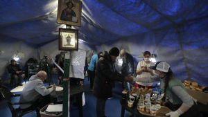 En av den ryskortodoxa kyrkans hjälporganisationer delade ut mat till hemlösa och andra hjälpbehövande i Moskva i torsdags. En av den ryskortodoxa kyrkans hjälporganisationer delade ut mat till hemlösa och andra hjälpbehövande i Moskva i torsdags.