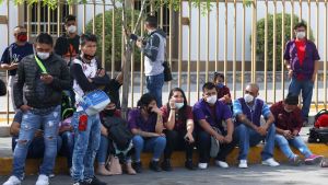 Fabriksarbetare strejkar i protest mot bristen på skyddsåtgärder mot covid-19-smitta utanför Electrocomponentes i Ciudad Juarez i Mexiko, nära gränsen mot USA, 20.4.2020 Fabriksarbetare strejkar i protest mot bristen på skyddsåtgärder mot covi-19-smitta utanför Electrocomponentes i Ciudad Juarez nära gränsen mot USA, 20.4.2020