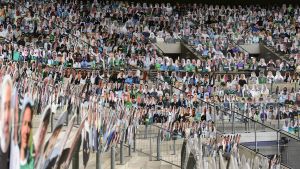 Borussia Mönchengladbach fyllde läktarna med supportrar i kartong. Borussia Mönchengladbachs kartongåskådare placerade på läktare.