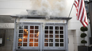 Polisbyggnad brinner i Los Angeles. Polisbyggnad står i brand i Los Angeles.