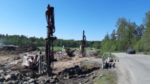 Ingåport I byggs längs Täktervägen. Vägen går i framtiden genom ett företagarområde eftersom Ingåport II byggs på andra sidan Täktervägen. Grävmaskiner på Ingåport som byggs för företagare.