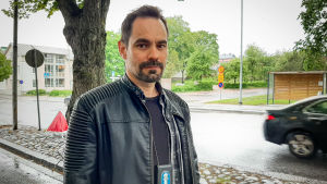 Enligt kommissarie Björn Näse är det svårt att få fast personer som fifflar med trafikmärken. Arkivbild. Björn Näse står på trottoaren med trafik i bakgrunden