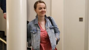 Ingen vanlig fredagseftermiddag för Katri Kulmuni, efter avgångsbeskedet. Katri Kulmuni på väg ut från riksdagen, i blå jeansjacka.