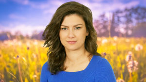 Rebecka Sretenovic, blivande musikalartist som bor och studerar i Stockholm men är uppvuxen inom Jehovas vittnens församling i Pargas. Hon sommarpratar om sin väg ut ur hjärntvättens grepp. Rebecka Sretenovic småler in i kameran med en sommaräng i bakgrunden.i bakgrunden.