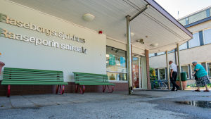 Raseborgs sjukhus är i förändring. Avdelningarna blir färre och då ändrar också behoven i sjukhusets kök. Nu utreder staden om sjukhusköket kunde bli en del av stadens köksfunktion. Raaseporin sairaalan sisäänkäynti.