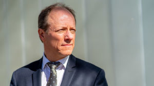 Justitieombudsman Petri Jääskeläinen får ta ställning till klagomålen i höst. Justitieombudsman Petri Jääskeläinen är klädd i kostym. Han är fotograferad rakt framifrån och tittar åt sidan.