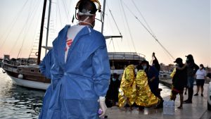 Medicinsk personal från olika frivilligorganisationer finns på plats bara ögonblicket efter migranterna anländer. Sjukhuspersonal som tar emot migranter som anländer med båt till Lampedusa.