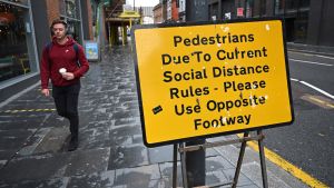 Fotgängare i Liverpool uppmanas att hålla avstånd till varandra och använda den motsatta trottoaren Människor i Liverpool uppmanas att hålla avstånd till varandra och använda den motsatta trottoaren