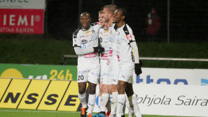 Hakas spelare firar Salomo Ojalas mål i Kuopio. Hakas spelare firar Salomo Ojalas mål i Kuopio.
