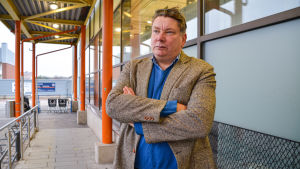 Lappträskbon Mikael Nygård är rädd för att hans tomt ska behöva ge vika för en eventuell Östbana. En man som står med armarna i kors och tittar bort.