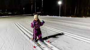 Emma, fem år, är redan ute på sin andra skidtur för säsongen. Barn i skidspår.