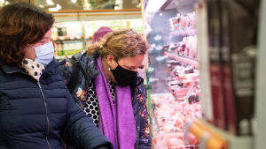 Emma Antell-Neem och Linda Antell-Behm skaffar skinkan en vecka före jul. Två kvinnor väljer nåt från köttdisken.
