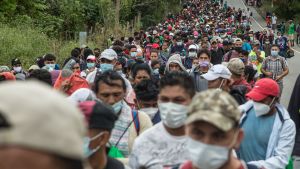 En ny grupp på ungefär 3 000 honduraner tog sig över gränsen intill den guatemalanska gränsstaden El Florido på lördagen. En ny grupp på ungefär 3 000 honduraner tog sig över gränsen intill den guatemalanska gränsstaden El Florido på lördagen.