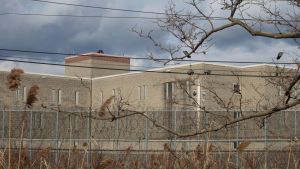 Över 2 miljoner personer sitter inspärrade i fängelser runtom i USA. Demokrater och många republikaner vill få ner antalet. Bilden visar det federala Northern State-fängelset i Newark, New Jersey. Northern State Prison-fängelset i Newark i New Jersey.
