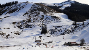 Tomma skidbackar vid skidcentret Sudelfeld i bayerska alperna Tomma skidbackar vid skidcentret Sudelfeld i bayerska alperna