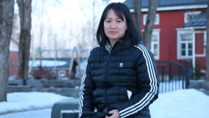 Thuy Dieu Luu tror att tvåvägsintegration är ett steg i rätt riktning för Närpes. En kvinna sitter på en parkbänk.