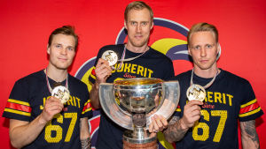 Jokerits Mikko Lehtonen, Marko Anttila och Veli-Matti Savinainen visar upp sina VM-guldmedaljer våren 2019. Jokerits Mikko Lehtonen, Marko Anttila och Veli-Matti Savinainen visar upp sina VM-guldmedaljer våren 2019.