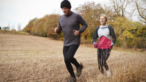 Eeh ... hördu Lars-Erik, jag trodde vi skulle dricka vin? Man och kvinna joggar på åker