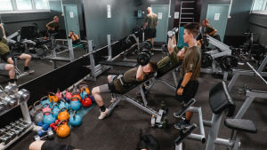 Beväringarna gillar att gå på gym. Gymmet i idrottshuset i Nylands brigad är populärt året om.