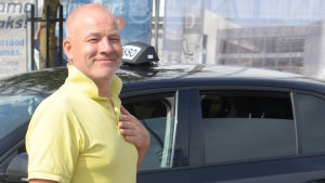 Taxichauffören Peep välkomnar fler turister till Estland, något som tunneln sannolikt skulle hämta med sig. Han håller handen på bröstet för att täcka taxi-loggan på hans t-skjorta, eftersom han inte vill göra smygreklam på Yle. Taxichauffören Peep står vid sin taxi med handen på hjärtat