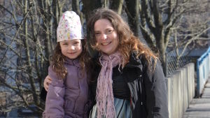Meia-My får följa med mamma Åsa till jobbet om daghemmet har stängt på onsdagen. Åsa och hennes dotter Meia-My utanför daghemmet Solhälla.