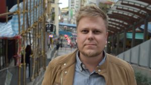 Tuomo Juvonen använder andningsmask enbart när han tar allmänna fortskaffningsmedel. Han är inte orolig för att bli smittad av coronaviruset. Tuomo Juvonen använder andningsmask enbart när han tar allmänna fortskaffningsmedel. Han är inte orolig för att bli smittad av coronaviruset.