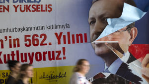 President Erdogan överskuggar valet Turkiets president Recep Tayyip Erdogan kastar sin skugga över valet