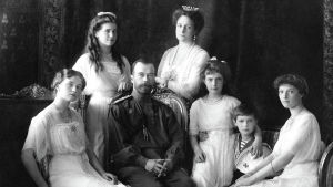 En av tsarerna, Nikolaj II, med familj Tsarfamiljen 1913. Fr.v. Olga, Maria, Nikolaj II, Aleksandra, Anastasija, Aleksej och Tatjana.