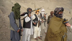 Zabibullah Mujahid intervjuas. Talibantalesmannen Zabiullah Mujahid förnekar att mulla Mohammad Mansur skulle vara död
