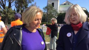 Wanda Nowicka och Krystyna Kacpura en stund innan demonstrationen mot abortförbud börjar Kvinnor förbereder demonstration