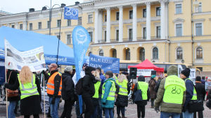 Demonstranter på Senatstorget före fullmäktigemötet den 26.10. Demonstranter på senatstorget som vill rädda malms flygplats