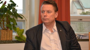 Bildningsdirektör Karl-Erik Gustafsson säger att man redan samarbetar i de finska och svenska skolorna. Karl-Erik Gustafsson är bildningschef i Hangö.