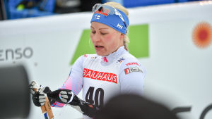 Skador har förstört flera säsonger för Anne Kyllönen. Besviken Anne Kyllönen tar av sig skidstavarna efter målgång.