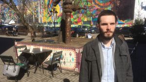 Vladimir Andrienko Vladimir Andrienko i förgrunden, i bakgrunden en färggrann graffiti
