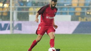 EL-kvalet slutade i besvikelse för Tim Sparvs Midtjylland. Tim Sparv passar bollen i regnet.