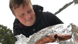Restaurangbranschen har det tufft från början. Det finns inte så stora marginaler att ta av, menar Michael Björklund. Michael Björklund står och tittar på en rökt sik som ligger i en bit med folie.