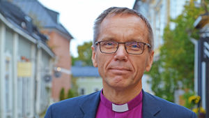 Gatorna kring biskopsgården i Borgå är bekanta för Björn Vikström som bott där i två omgångar. Biskop Björn Vikström