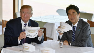 Donald Trump och hans värd, premiärminister Shinzo Abe åt lunch och spelade golf tillsammans på söndagen. Donald Trump och hans värd, premiärminister Shinzo Abe åt lunch och spelade golf tillsammans på söndagen.