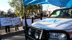Belägrade civila tog emot FN-konvojen med glädje och med protester mot att regeringen fortsätter att belägra Ghouta Belägrade civila tog emot FN-konvojen med glädje och med protester mot att regeringen fortsätter att belägra Ghouta