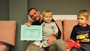 Frida Lehtinen har fått ett diplom. Barnet med sitt diplom i Strömborgska skolan