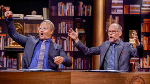 Domare Fredrik Lindström och programledare Kristian Luuk i På spåret. Domare Fredrik Lindström och programledare Kristian Luuk i På spåret