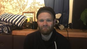 Nikolai Sumelius gläds åt att ett fåtal stamkunder fortfarande besöker baren flera gånger i veckan. nikolai sumelius i skärgårdsbaren i åbo