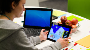Saara Paasikivi poängterar appens säkerhet och barnvänlighet. En person spelar på en iPad