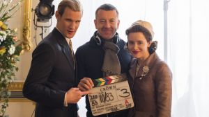 Matt Smith, Peter Morgan och Claire Foy under inspelningarna av säsong två i The Crown. Matt Smith, Peter Morgan och Claire Foy i Netflix-serien The Crown.