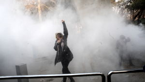 Studenter drabbar samman med kravallpolis vid universitetet i Iran i samband med en demonstration mot den styrande regeringen. 