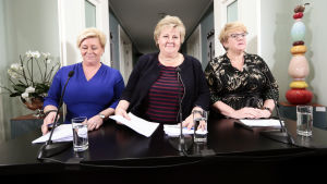 Finansminister Siv Jensen, statsminister Erna Solberg och ledaren för Venstre, Trine Skei Grande under en presskonferens den 14 januari 2018. Finansminister Siv Jensen, statsminister Erna Solberg och ledaren för Liberala partiet Trine Skei Grande under en presskonferens den 14 januari 2018.